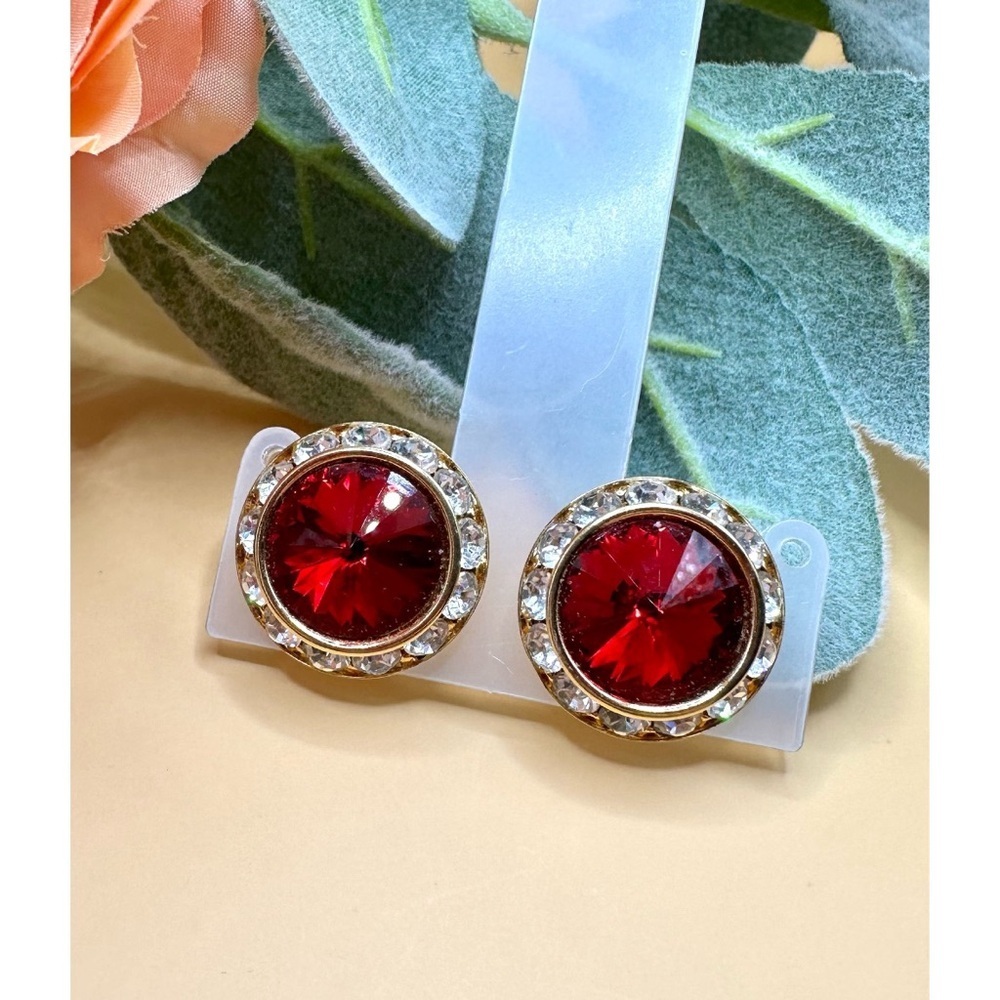 Red crystal round stud earrings